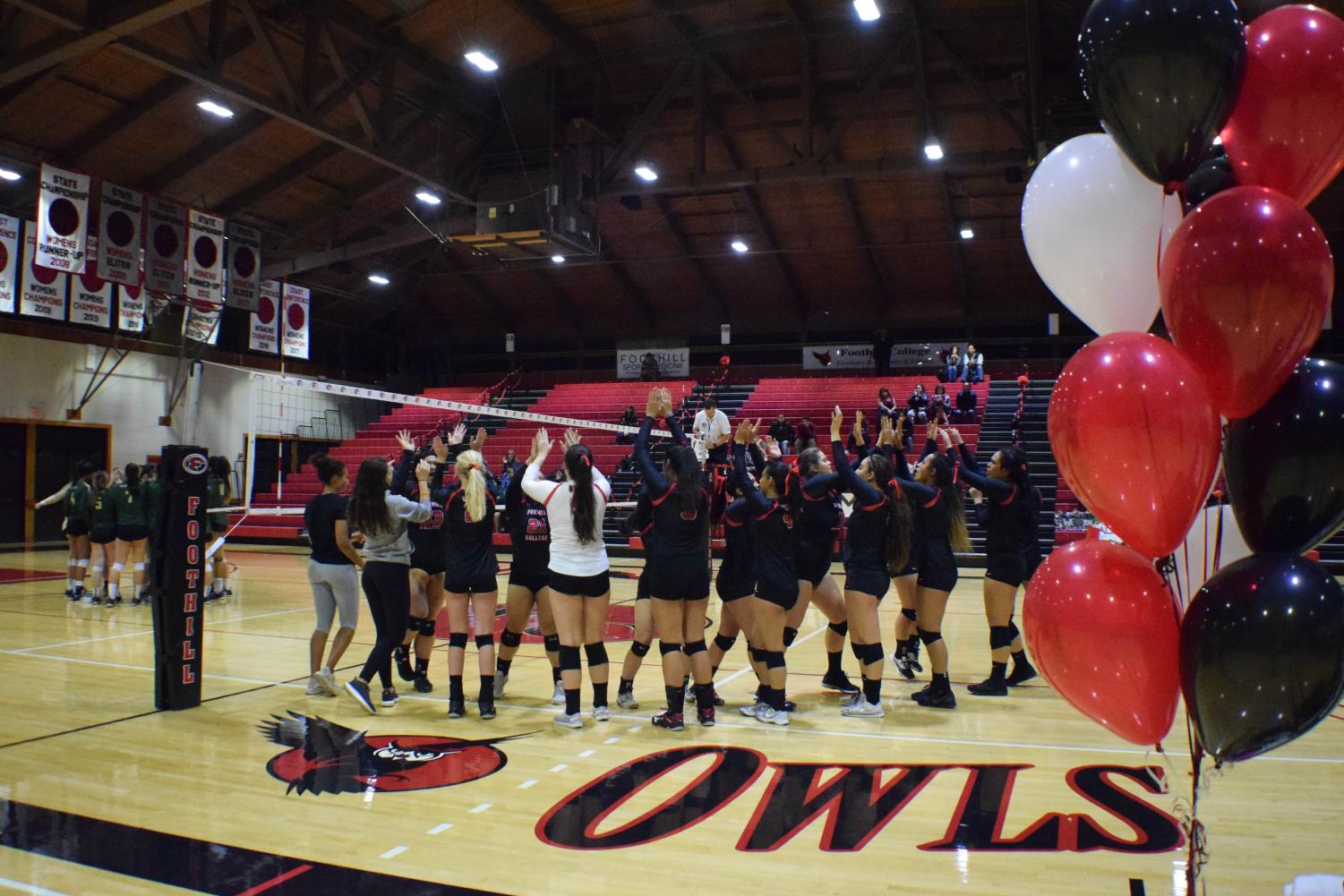The+Foothill+Owls+volleyball+team+photographed+by+Script+staff+member+Kathy+Honcharuk%0A