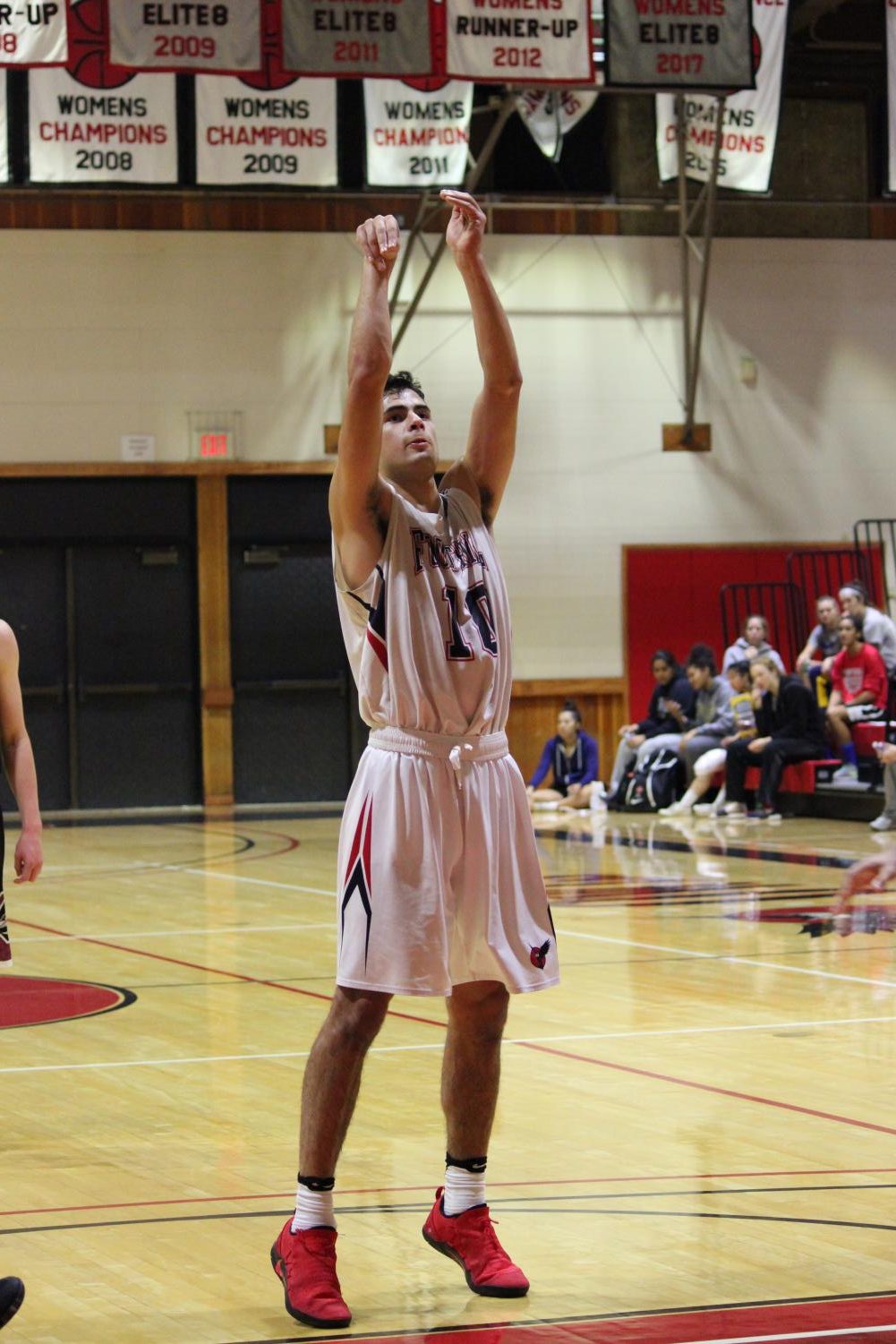 Foothill+college+Basketball+player+Alex+Gil-Fernandez+scores+during+an+Nov+21st+game+against+the+++Monterey+Peninsula+Lobos.
