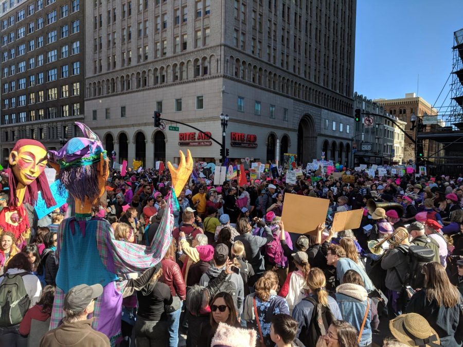 Crowds sing and chant in union during Womens March Oakland