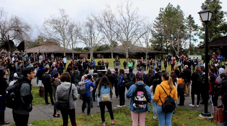 The+Foothill+College+community+listens+to+speeches+from+students+and+educators+during+the+17+minute+National+School+Walkout.