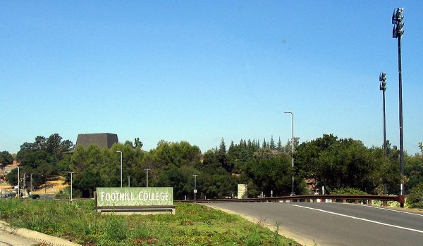 Foothill College Entrance - Courtesy of Coolcaesar at the English-language Wikipedia